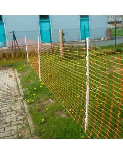 4714634OR-POST.  Orange Plastic Mesh Netting with Posts - 50m
